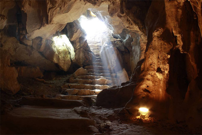 Thien Canh Son Cave in Halong Bay